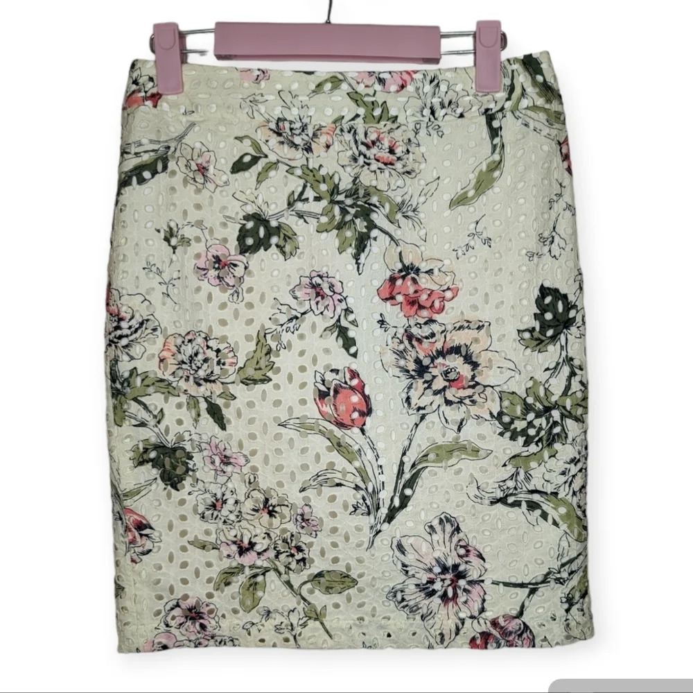 Ann Taylor Petite 0P  Eyelet Pencil Skirt Beige Floral Details Tulip Office